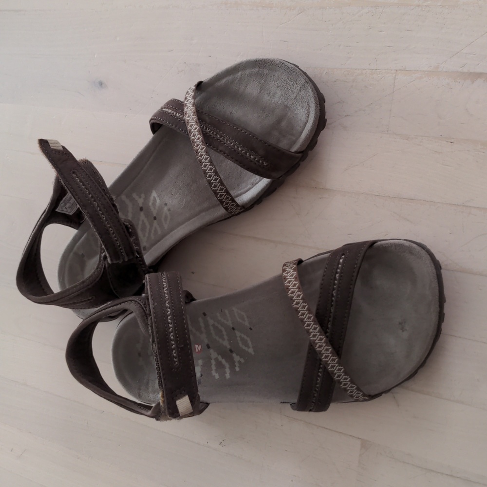 Merrell size 9 brown sandals